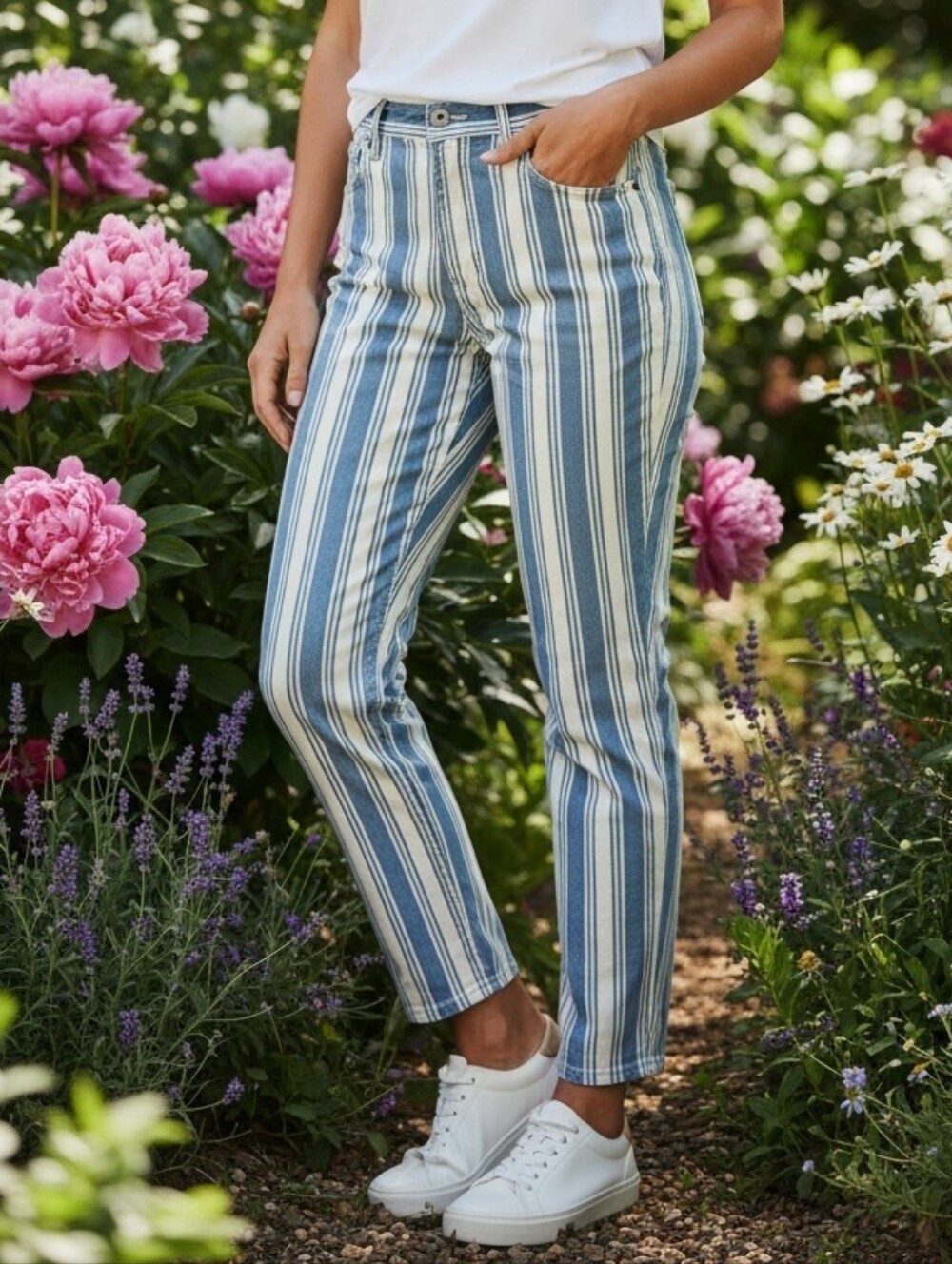American Eagle Outfitters Blue and White Vertical-Stripe Cropped Pants Sz 16